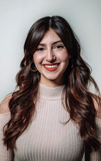 Jessica Muñoz, smiling new Color Specialist at RAW Hair & Co, showcasing her expertise and friendly customer service.